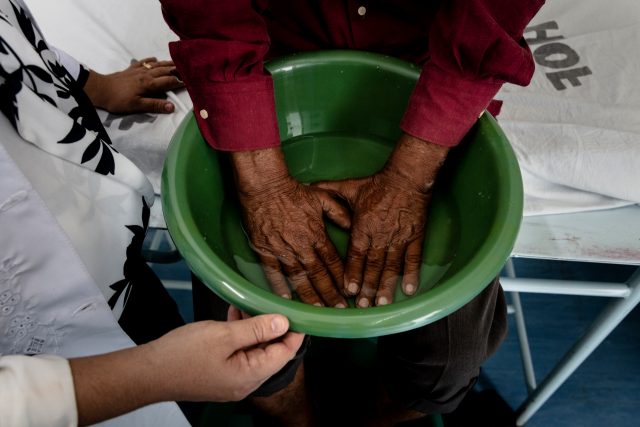 Self-care explanation to a person affected in Brazil